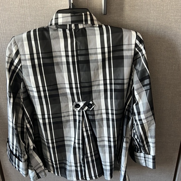 Polyester jacket with large buttons in front - Picture 3 of 3